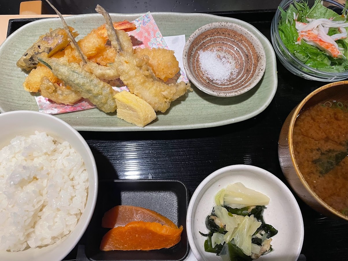 日替り定食　1,080円（こちらは　ロース豚カツです）